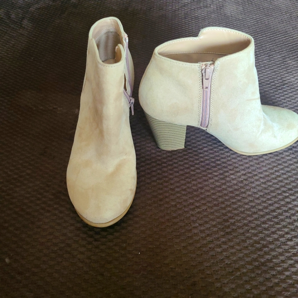 Boots. Cream color. Worn twice, just dont wear enough. Size 7.